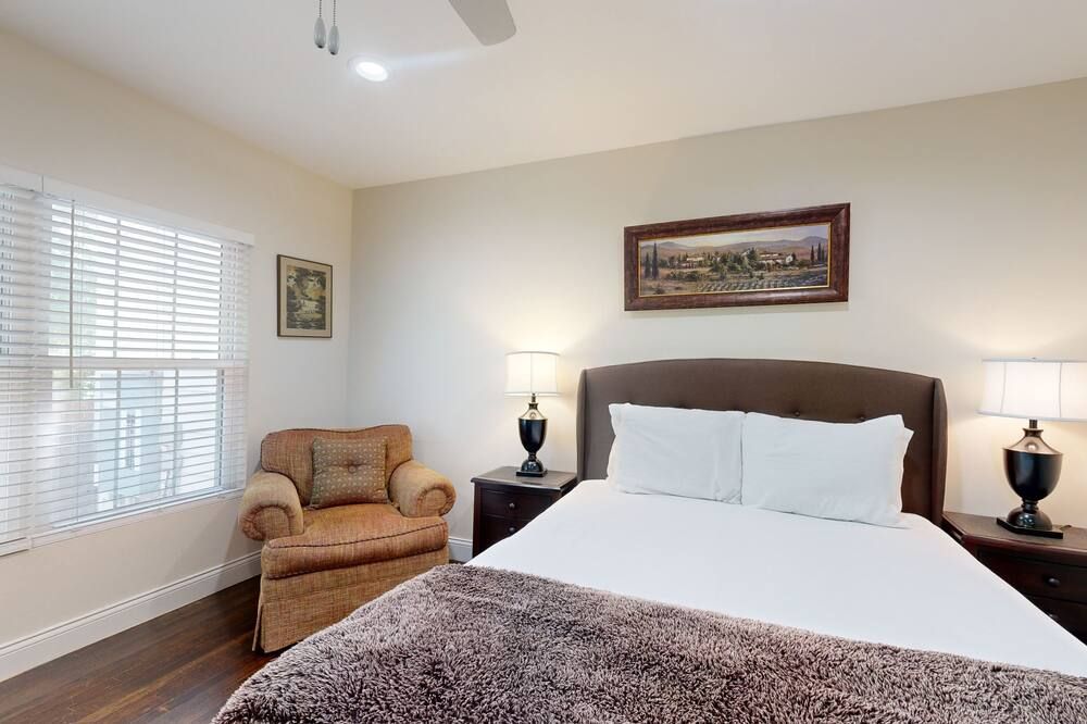 Spacious, well-appointed home with dog-friendly fenced yard - 1 mile to downtown - אוסטין - חדר שינה