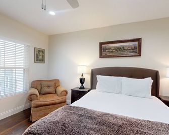 Spacious, well-appointed home with dog-friendly fenced yard - 1 mile to downtown - Austin - Bedroom