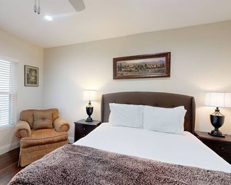 Spacious, well-appointed home with dog-friendly fenced yard - 1 mile to downtown - Austin - Bedroom