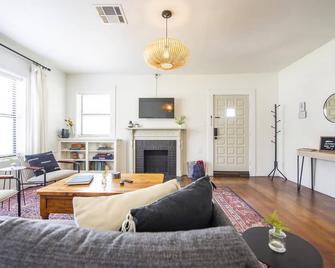 Classy 1927 Uptown Tudor 4 min to Magnolia - Waco - Oturma odası