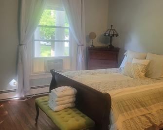 The Queen of the Catskills B&B - Stamford - Bedroom