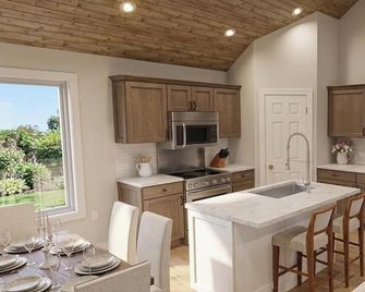 The Alder. New 3 room, 2 bath cabin on Menominee River w/ hot tub. - Marinette - Küche