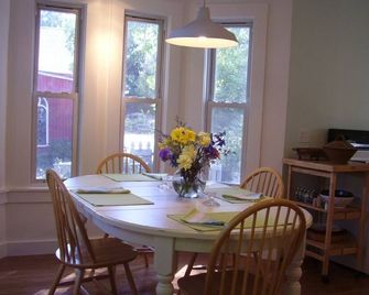 Bar Harbor Village Green Hideaway! A few feet from shops, restaurants, movies. - Bar Harbor - Dining room