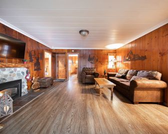 Koi Story Cabin - Maple Valley - Living room