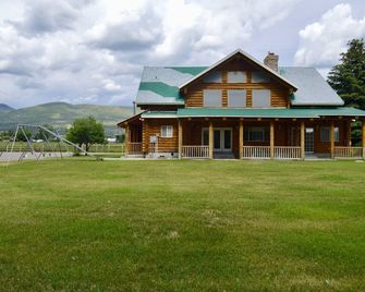 Country Cabin 25 Acres w/pond - Fairview - Building