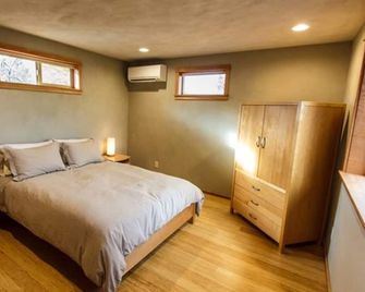 Bamboo Garden House - Private, Clean & Modern - Friendly Neighborhood - Eugene - Bedroom