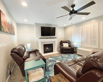 Family Fun: Pool, Arcade, Massage Chair - Layton - Wohnzimmer