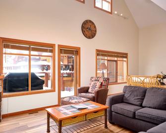 3 Bedroom, 2.5 Bath Condo at Red Resort - Rossland - Living room