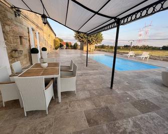 Former 17th-century winegrowing estate - Bourg - Piscina