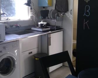 Great pied a terre for two and gateway to the Murray River. - Numurkah - Kitchen