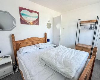 Lovely 5 Berth Chalet In The Coastal Vil - Hemsby - Chambre