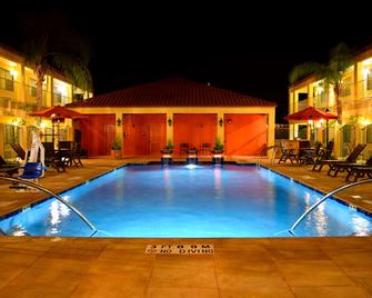 貝斯特韋斯特伊斯卓酒店 - 拉雷多 - 拉雷多 - 游泳池