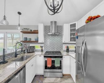 Updated 4BR Near CLE & Metropark - furnished with wifi! - Cleveland