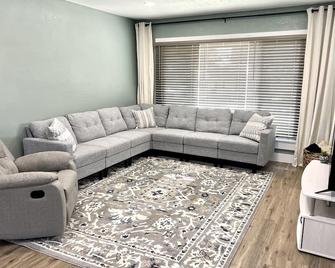 Small Town Charm-Whole House - Sabetha - Sala de estar