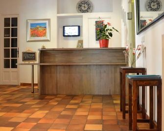 Logis Hôtels Le Saint Marc - Mollans-sur-Ouvèze - Recepción