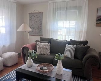 Charming 2 bedroom one bath home close to Highland Park! - Kokomo - Living room