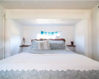 Cozy romantic secluded private country chic tiny house on 5 acre farm. - Greenville - Bedroom