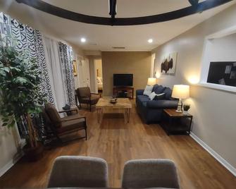 Classic Ranch close to the Buffalo Airport - Cheektowaga - Living room