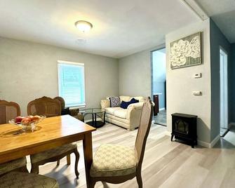 2-bedroom apartment in Niagara Falls with AC, WiFi, washer and dryer machine. - Cataratas del Niágara - Comedor