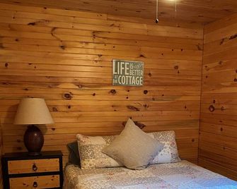 Charming Cottage with guest Cabin, hot tub and RV hook up - O'Leary - Bedroom