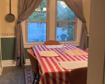 The Humble House - Martinsville - Essbereich
