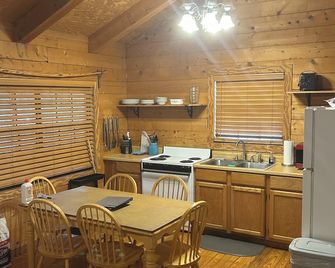 HoneyComb Hideouts Fir Deer Life cabin - Concan - Cocina