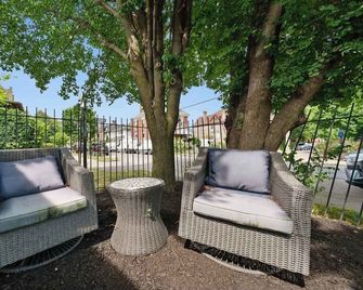 Chic City Retreat 89 For 2 - Columbus - Patio