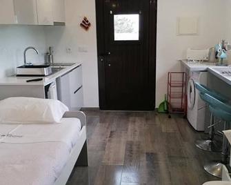 Land and Sea Study with Heated Pool - Mafra - Cuina