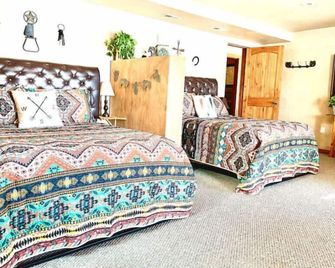 Crawford’s Mountain View Getaway\n - 크로퍼드 - 침실