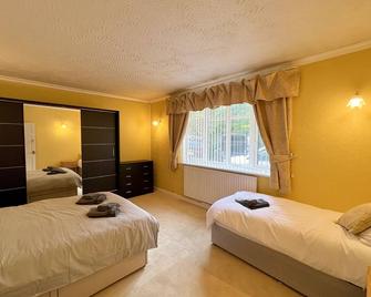 Entire, spacious dormer bungalow retreat. - Bromsgrove - Bedroom