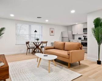 The Silo 5- 1 Bd Urban Haven - Morton - Living room