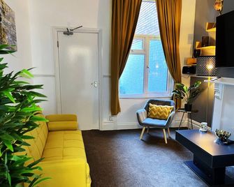 Priorswood House - Taunton - Living room