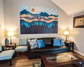 Beautiful | spacious | clean house for families #2 - Overland Park - Living room