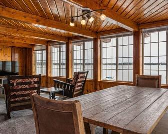 3BR Fife Lake Getaway with Fire Pit & Hot Tub - Fife Lake - Comedor