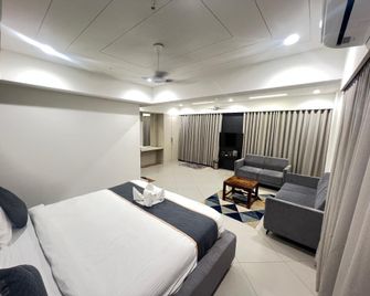 Hotel Zplus Inn - Rajkot - Slaapkamer