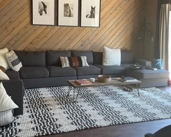 Spacious Multi Family Mountain Home. - Camp Nelson - Obývací pokoj