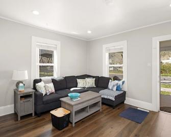 Charming, Historic! Walking Distance to Town! - Glenwood Springs - Living room