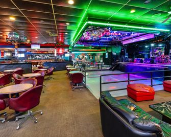 Quality Inn & Suites - High Level - Bar