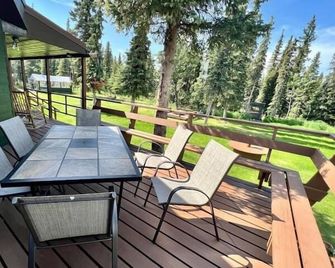 Denali Natl Park 3 Bedroom Home on 5 Acres, hiking and wildlife - Healy - Balkon