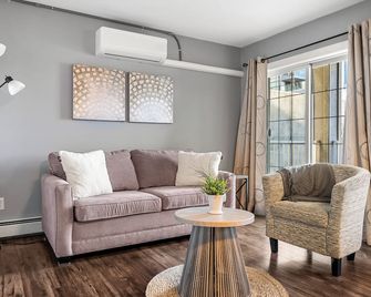 Spacious 3-Bed Downtown, Ac, Heated Underground Prkg, Near Saddledome & Stampede - Calgary - Living room