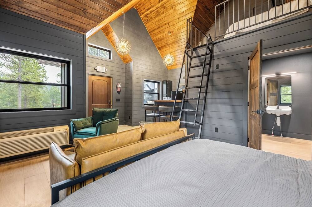 Modern Black Hills Cabin · Romantic Getaway · Hot Tub · Near Deadwood - Sturgis - Slaapkamer