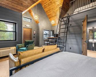 Unique and Cozy New Cabin 2 Miles to Deadwood, 1/4 Mile off Hwy! - Sturgis - Schlafzimmer