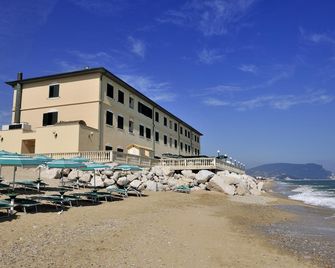 Hotel Il Brigantino - Porto Recanati - Edificio