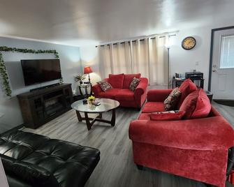 Cottage on the Country Club - Oneonta - Living room