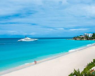 Luxury 1-Bedroom + Hot Tub at Award-Winning Tranquility Beach on Meads Bay Beach - West End Village - Pláž