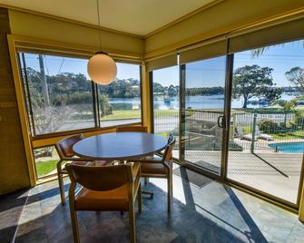 Emmanuel Holiday Apartment - Lakes Entrance - Dining room