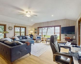 Shore Acres - Isle La Motte - Living room