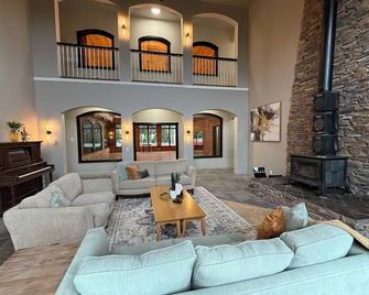  Spacious mountain retreat: 10 BR, sauna, gym & ballroom with finished basement. - Sedro Woolley - Living room