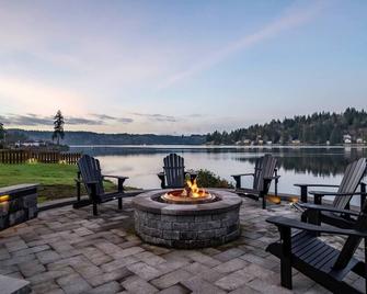 New 120' Waterfront Cabin | Hot Tub, Sauna & Firepit - Hammersley Inlet Retreat! - Shelton - Terasa