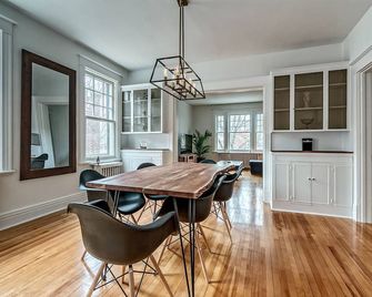 Unique, Newly Renovated And Spacious 1600 Square Foot Apartment. - كويبيك ستي - غرفة طعام